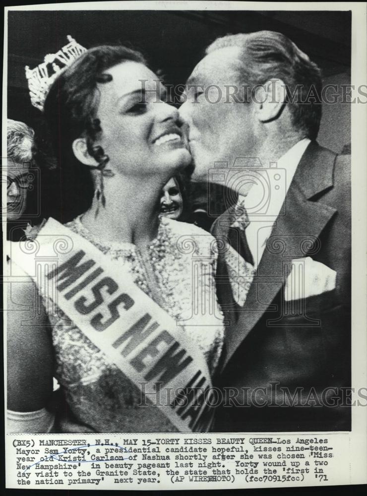 1971 Press Photo Kristi Carlson, Miss New Hampshire Beauty Pageant, Sam Yorty - Historic Images