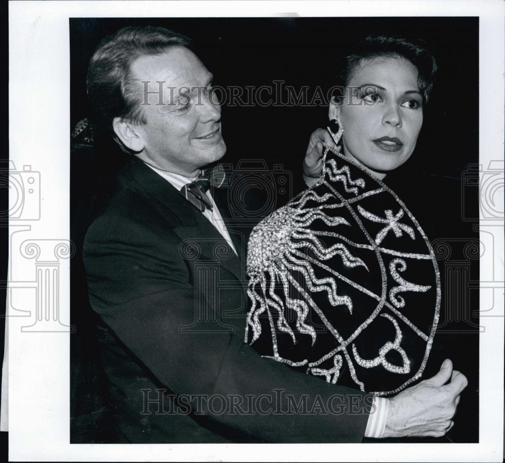 1989 Press Photo Bob Mackie Fashion Show &amp; Model Carolyn Taylor - RSL57425 - Historic Images