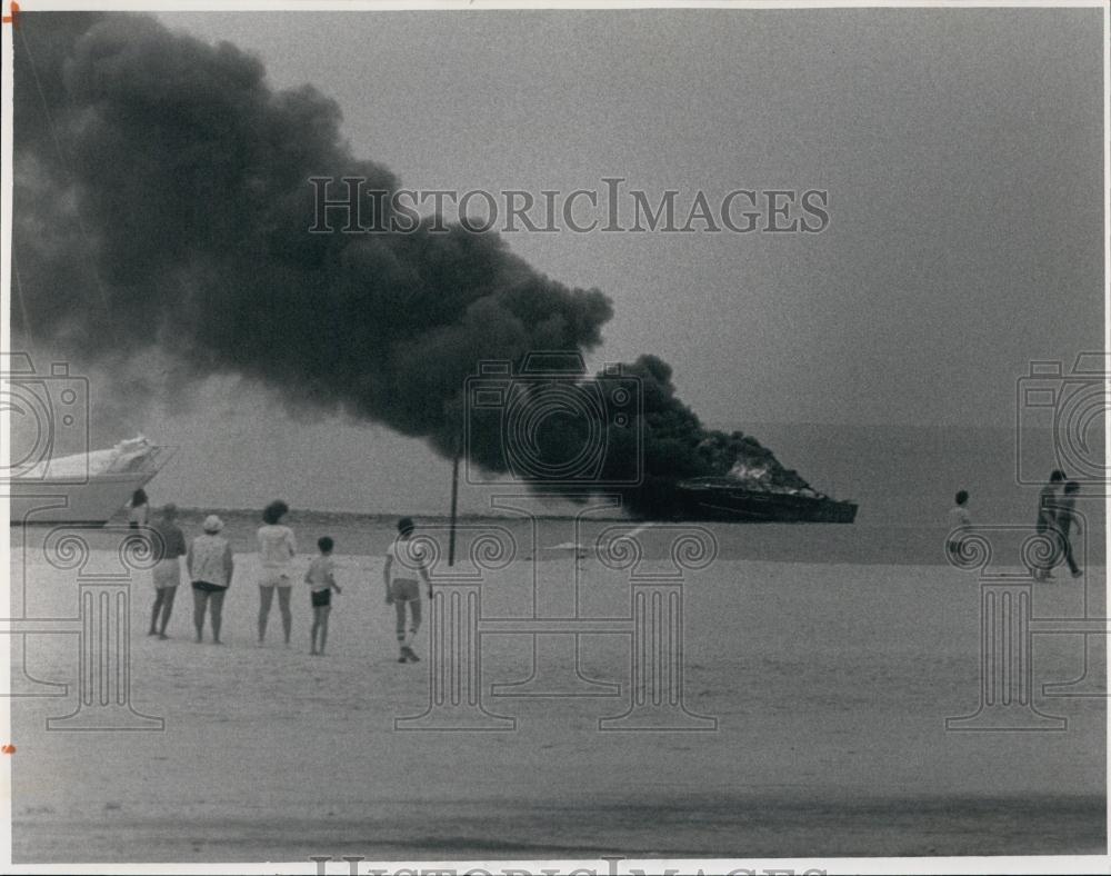 1980 Press Photo Waldemar Budda&#39;s boat on fire in the Gulf - RSL68989 - Historic Images