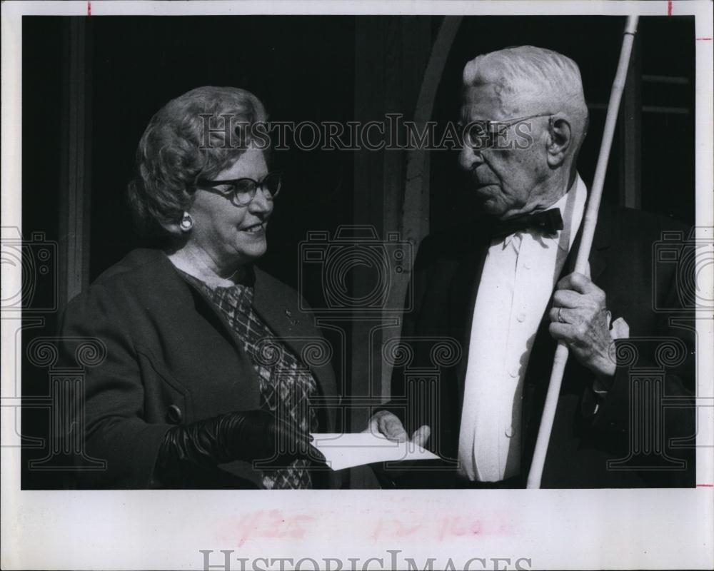 1968 Press Photo Dr William Zeter gets Birthday Greeting from Mrs Summer - Historic Images