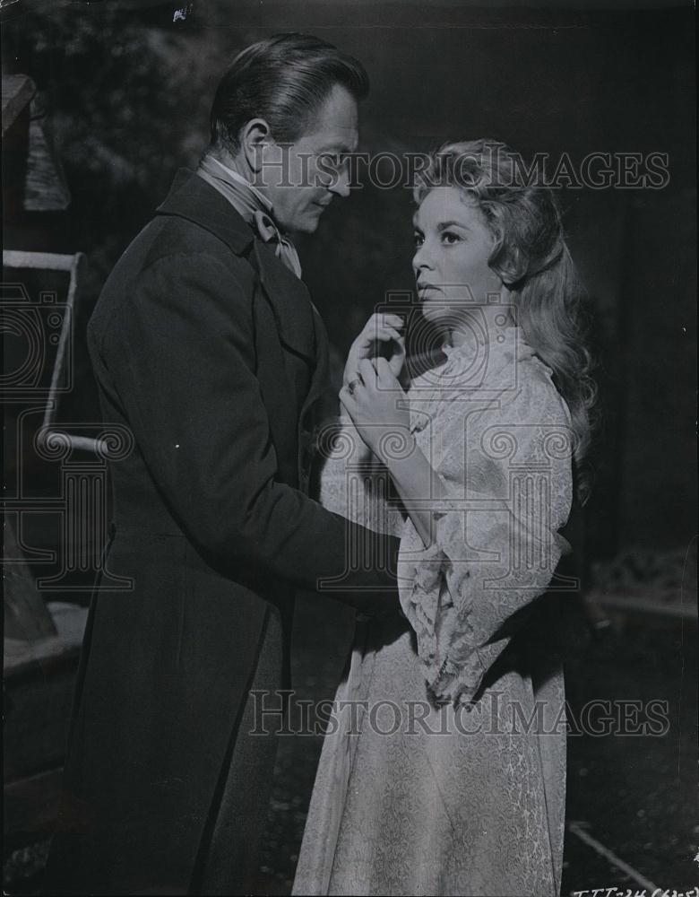 1963 Press Photo Richard Dennings and Beverly Garland in &quot;House of Seven Gables&quot; - Historic Images