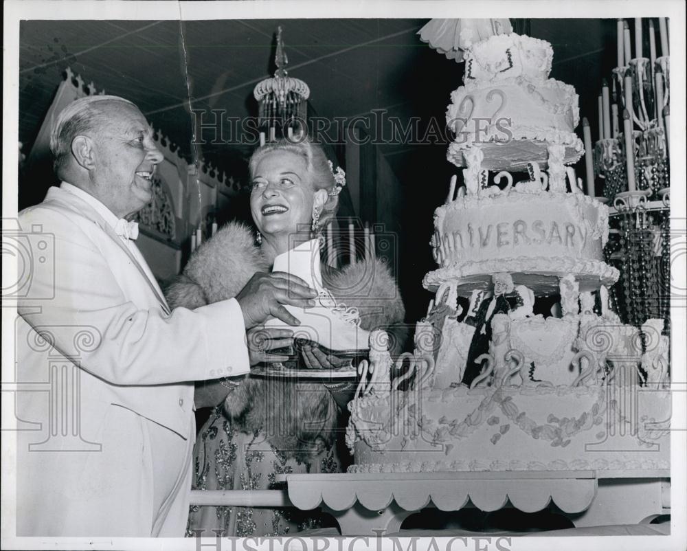 1961 Press Photo Ice Skaters Irma Thomas and Orrin Marhkus on their anniversary - Historic Images