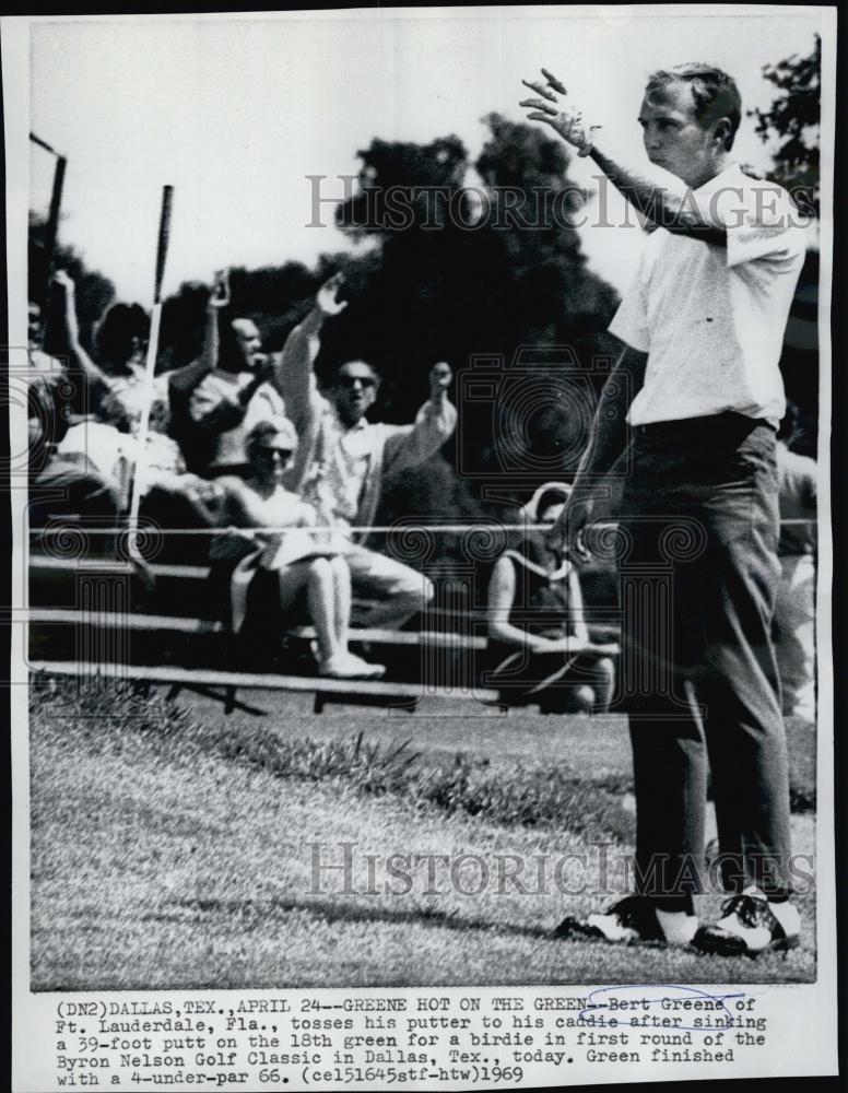 1969 Press Photo Bert Greene Professional Golfer Birdie Putt Byron Nelson Golf - Historic Images