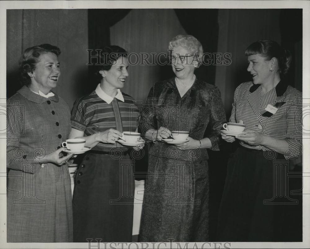 1957 Press Photo Womens Auxilliary,Mrs J Sagebiel,Mrs D Ruskin,Mrs F Meister - Historic Images