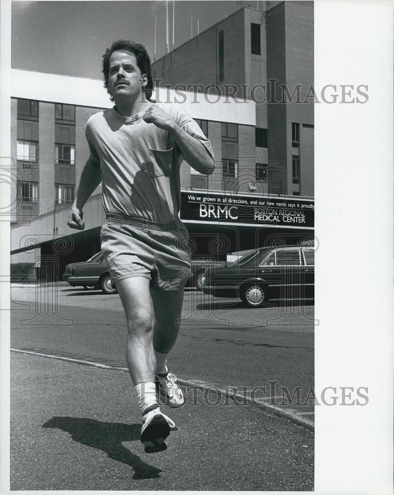 1995 Press Photo Marathon RUnner Roy Brown Running During Boston Marathon - Historic Images