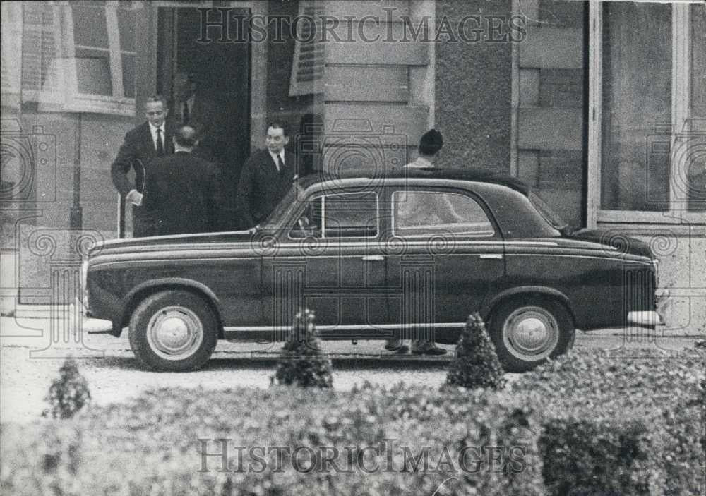 1960 Press Photo Mr Moris at the French goverment house - Historic Images