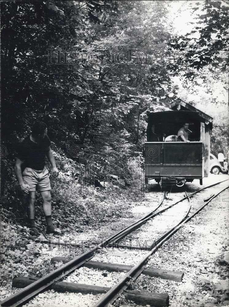 1933 Press Photo A railcar going the other direction - Historic Images