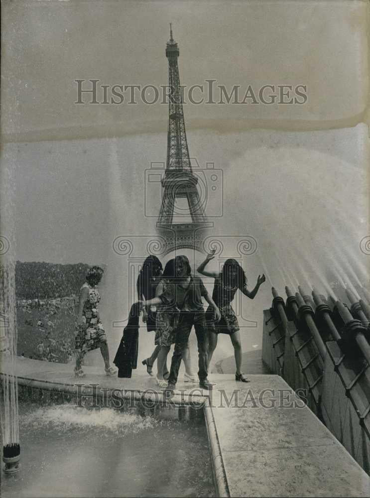 1971 Press Photo Young women at a fountain near the Eiffel Tower - Historic Images