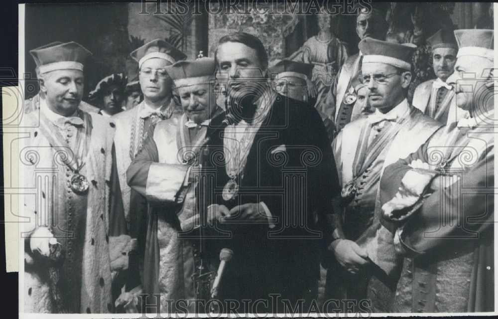 1969 Press Photo Robert Sargent Shriver U.S. Ambassador to France Recieves - Historic Images