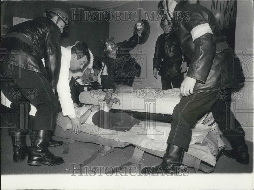 1974 Press Photo Paris firefighters demonstrate cardiac lifesaving techniques - Historic Images