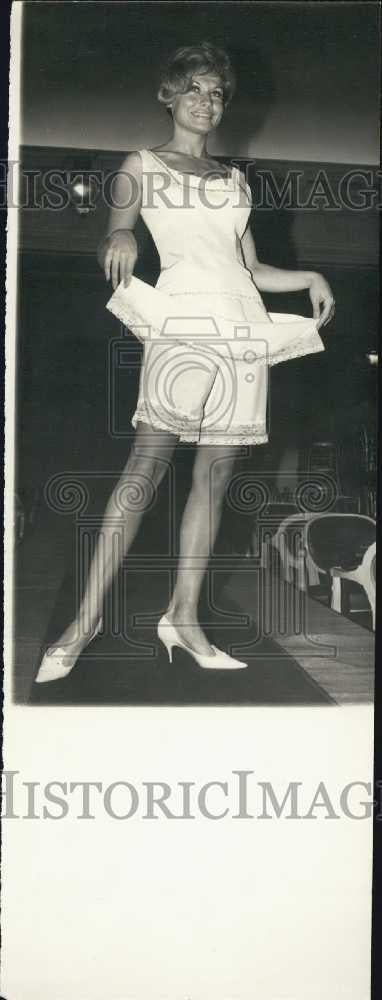 1965 Press Photo Pajama lingerie on model by Rose Ispahan - Historic Images