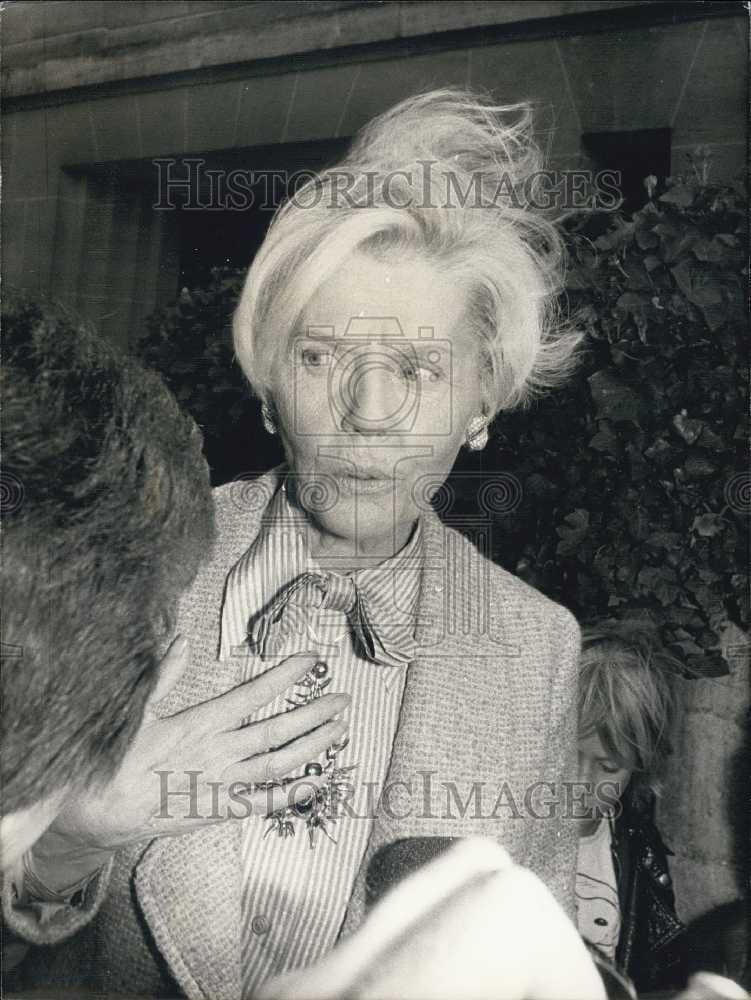 1972 Press Photo Mrs Lespinasse tells reporters about thieves - Historic Images