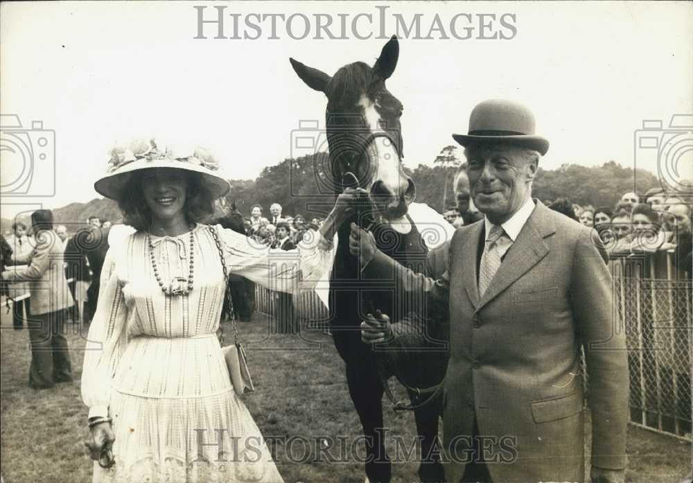 1977 Press Photo Baron Guy de Rothschild &amp; Victoire &amp; his racehorse - Historic Images