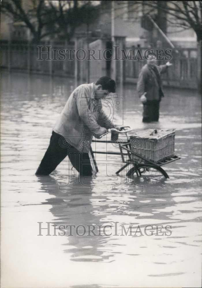 Press Photo Men on Flooded Streets - Historic Images