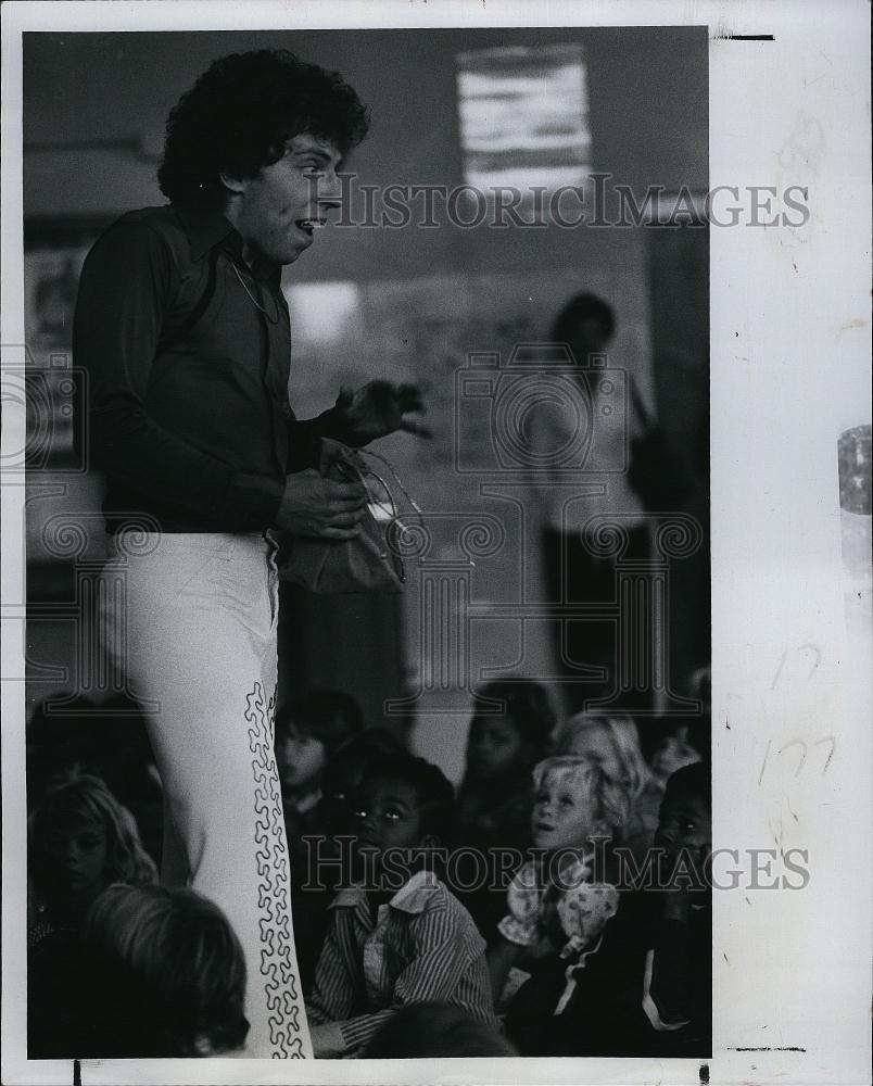 1978 Press Photo Chris Carey at Bay Vista School with kids - RSL71109 - Historic Images