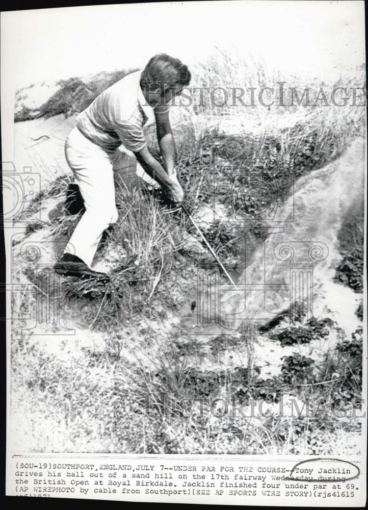 1971 Press Photo Tony Jacklin drives his ball out of sand hill - RSL55601 - Historic Images