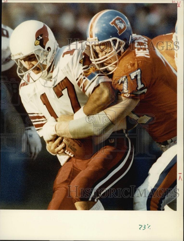 1991 Press Photo Denver Broncos' Karl Mecklenburg with Chris