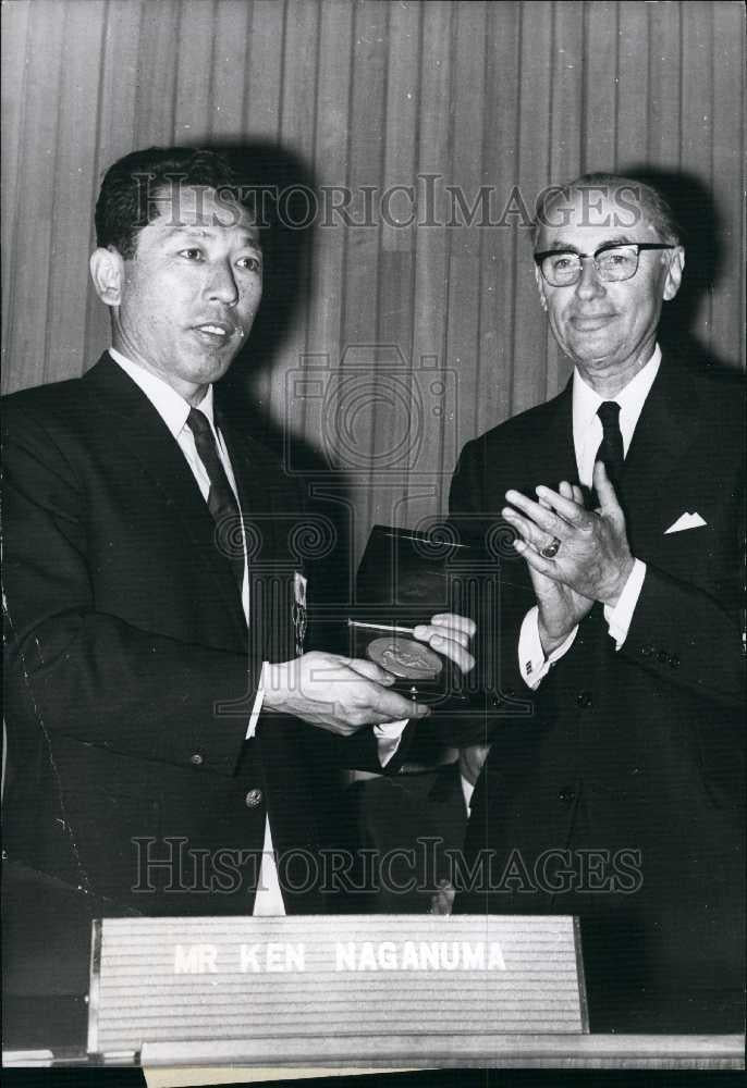 1969 Press Photo Dr Ken Naganuma of Japan and Rene Mahue of France - Historic Images