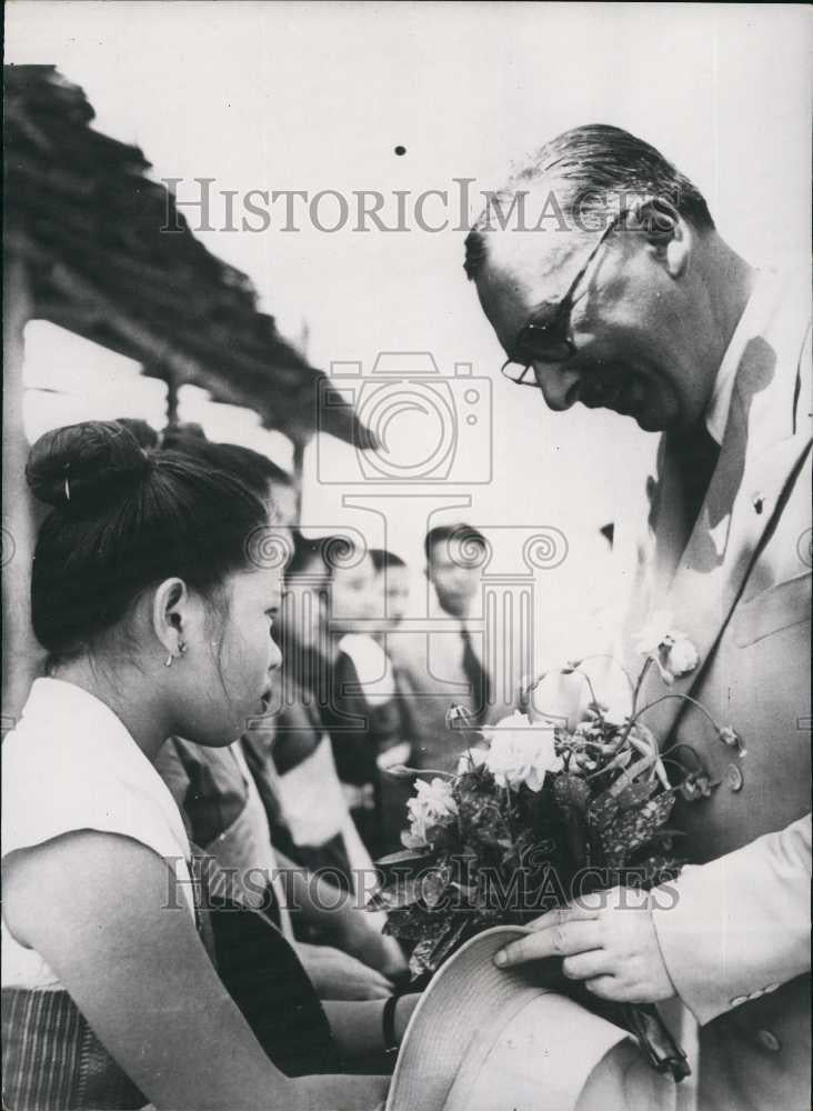 1954 Press Photo French defense minister Pleven in Laos - Historic Images