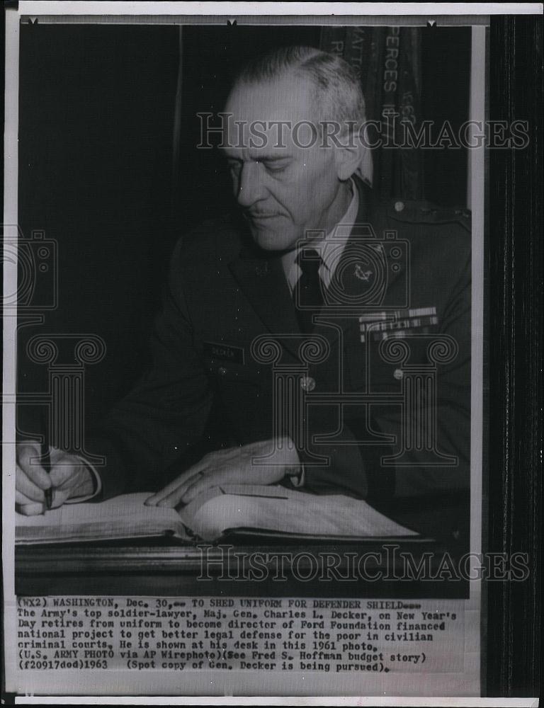 1963 Press Photo Maj Gen Charles L Decker as he retires from service - Historic Images