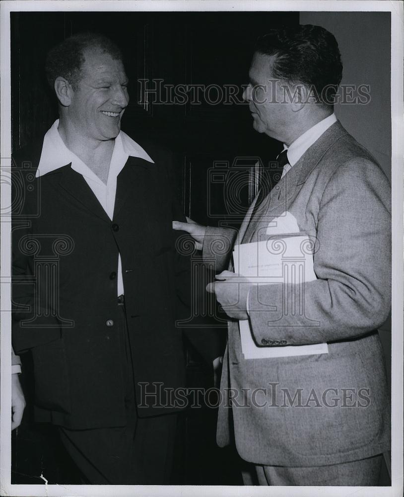1952 Press Photo St Louis Browns&#39; owner Bill Veeck with Frank Lane of Chicago - Historic Images