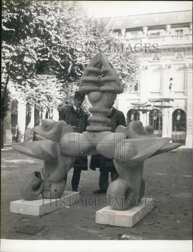 1968 Press Photo Paris Police Observe Wooden Otani Sculpture Modern Art - Historic Images