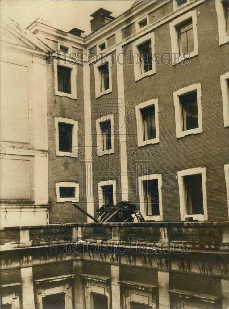 1973 Press Photo A crashed vehicle on the street after explosion - Historic Images