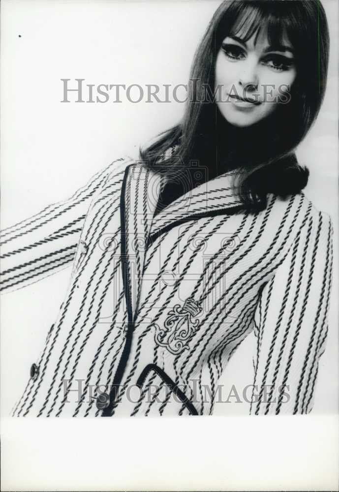 Press Photo French Model in Modern Clothing - Historic Images