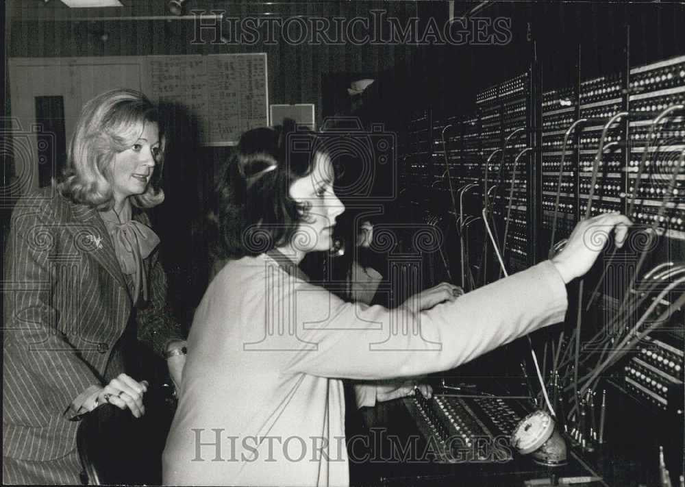 1976 Press Photo Brigitte De Gastines of France at a switchboard - Historic Images