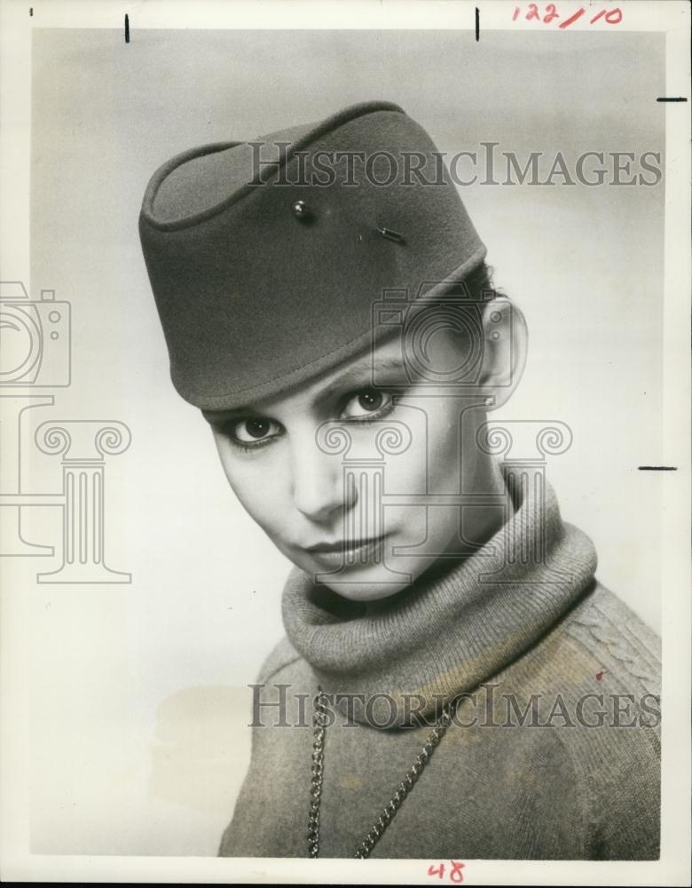 1978 Press Photo Model Showing off New Headwear for fall - RSL60033 - Historic Images