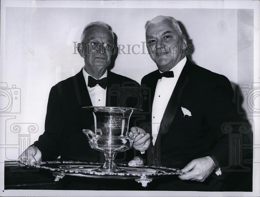 1962 Press Photo Austin Lake &amp; Bill McKexhnie with Judge Emil Fuchs award - Historic Images