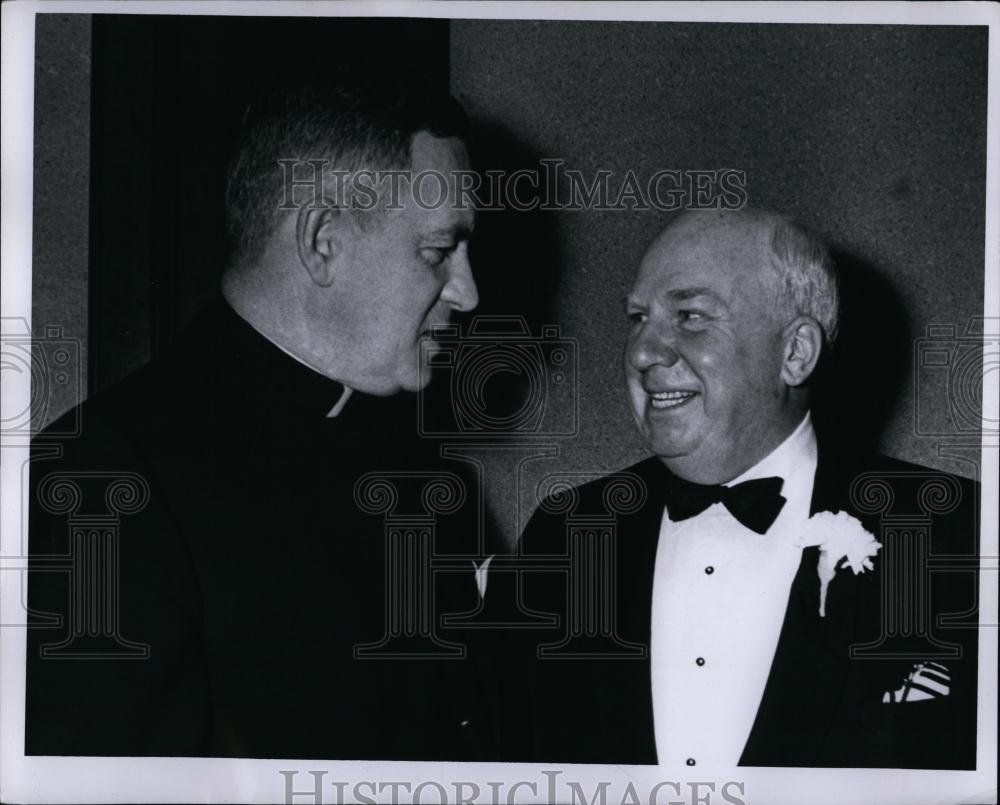 1963 Press Photo Warren Giles Rev Wiliam F Kelley Baseball Writers Dinner - Historic Images