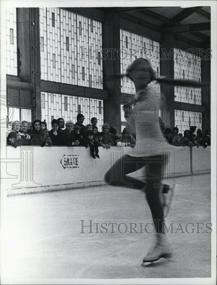 1970 Press Photo Lynette Lahere at Somerville, Mass ice skating rink - RSL45583 - Historic Images