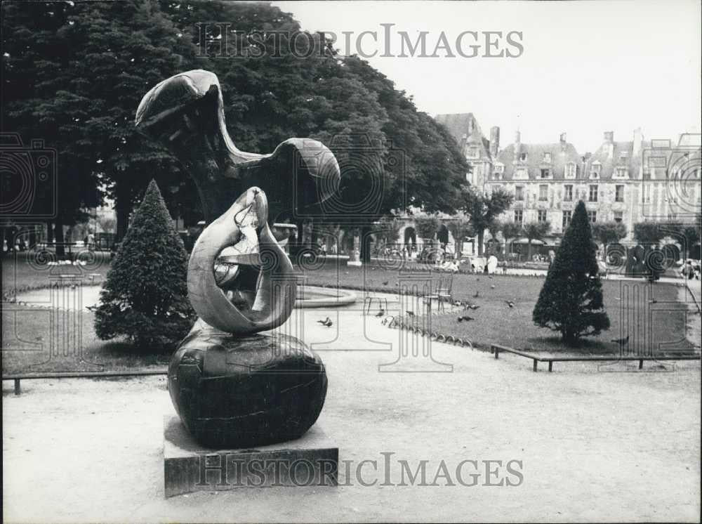 Press Photo Sculptures of L'Honneur on exhibit in gardens in Paris - Historic Images