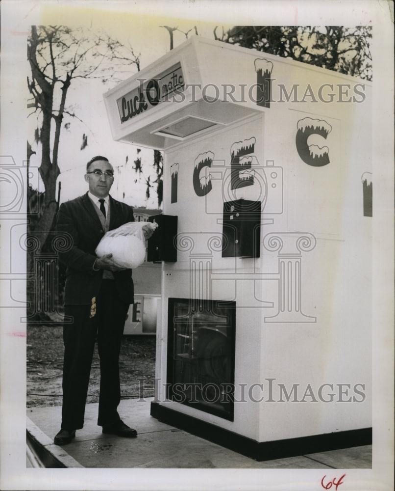 1963 Press Photo Lucky Roberts of Clearwater, crushed ice maker developer - Historic Images