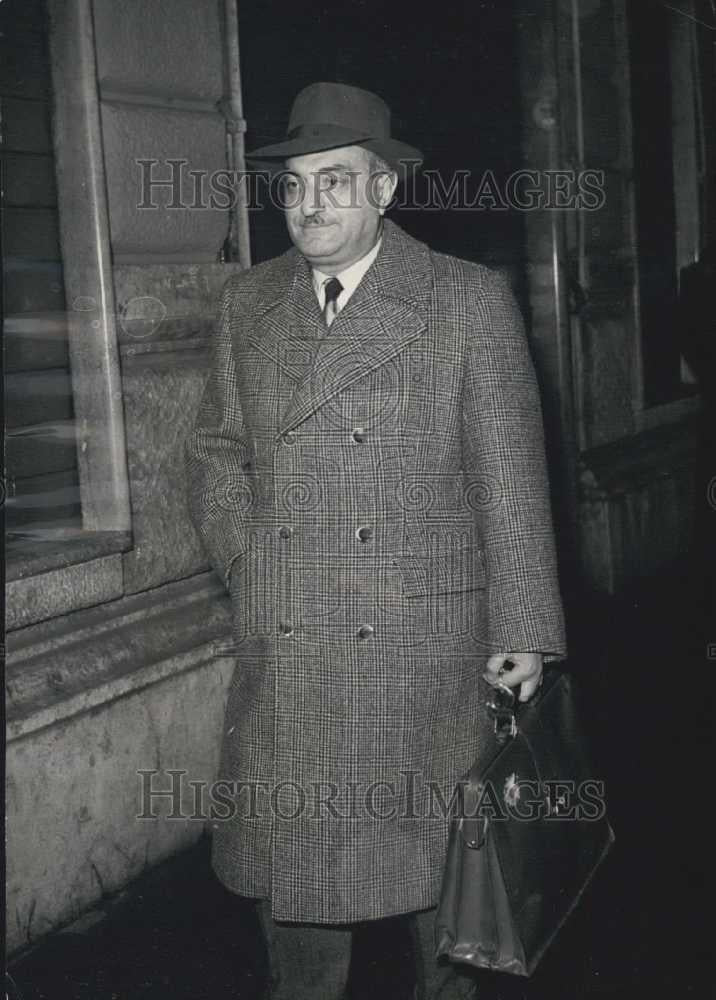 1953 Press Photo Dr Mortillaro of the Petrol group in Rome - Historic Images