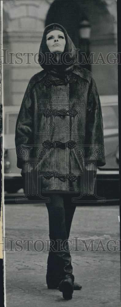 1964 Press Photo Model in winter coat by designer Roger Vivier - Historic Images