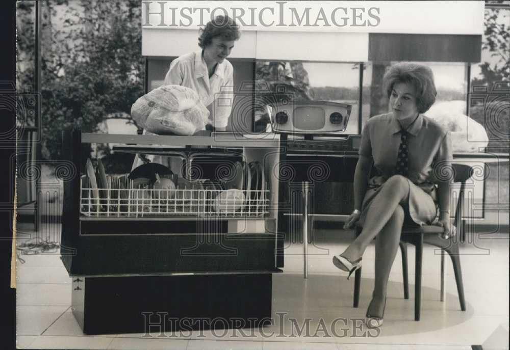 1961 Press Photo New dishwashing machine on show in France - Historic Images