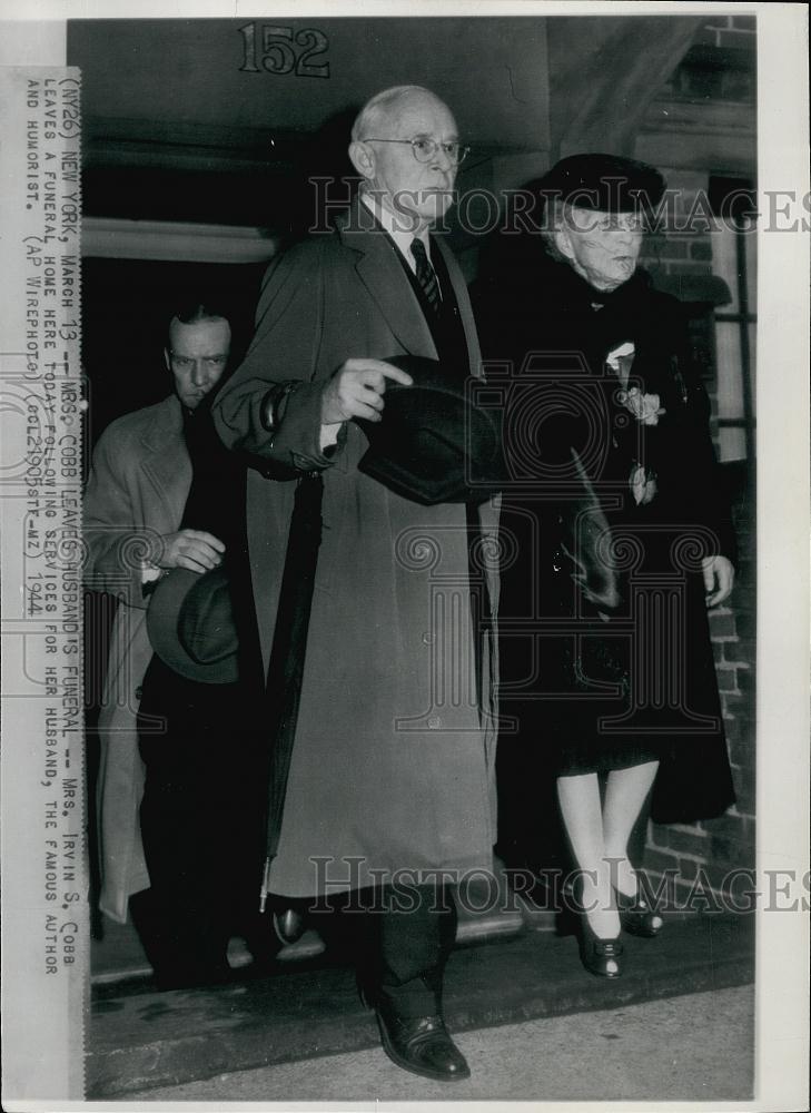 1944 Press Photo Mrs Irvin S Cobb Wife Of Famous Author Irvin Cobb At Memorial - Historic Images