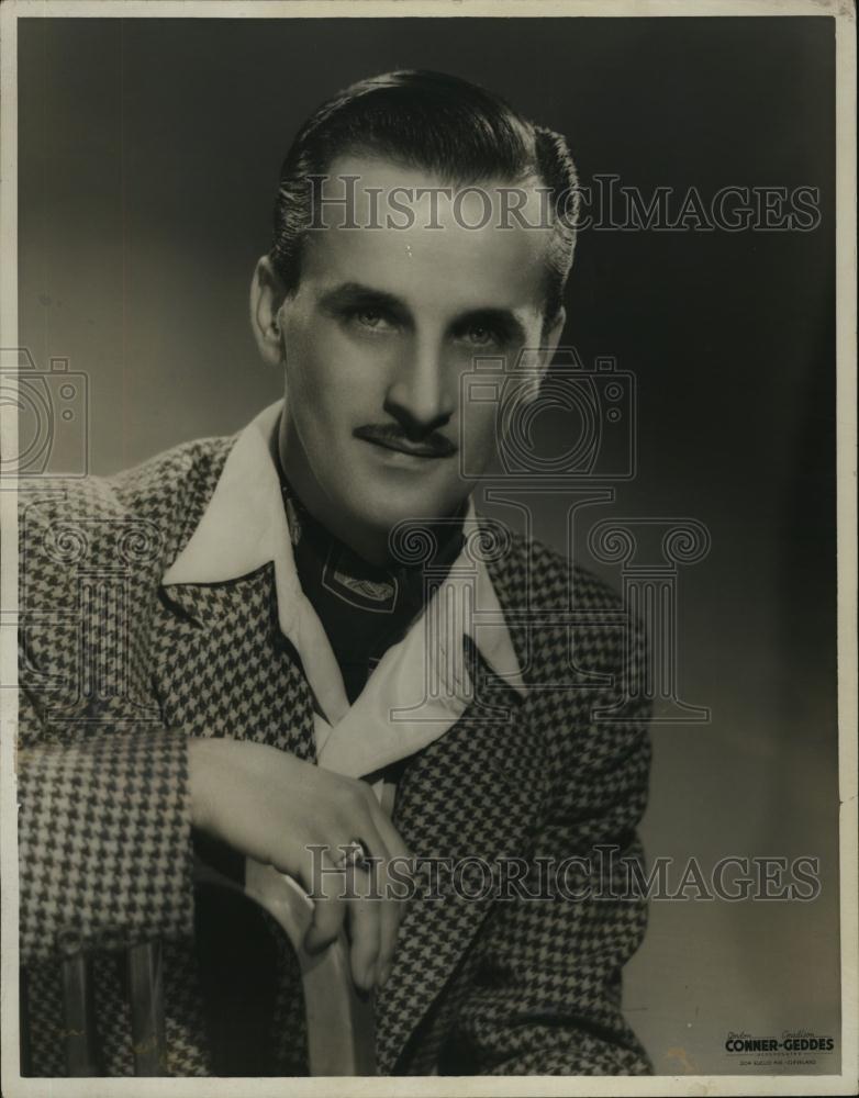 1947 Press Photo Emcee Larry Lawrence - RSL48235 - Historic Images