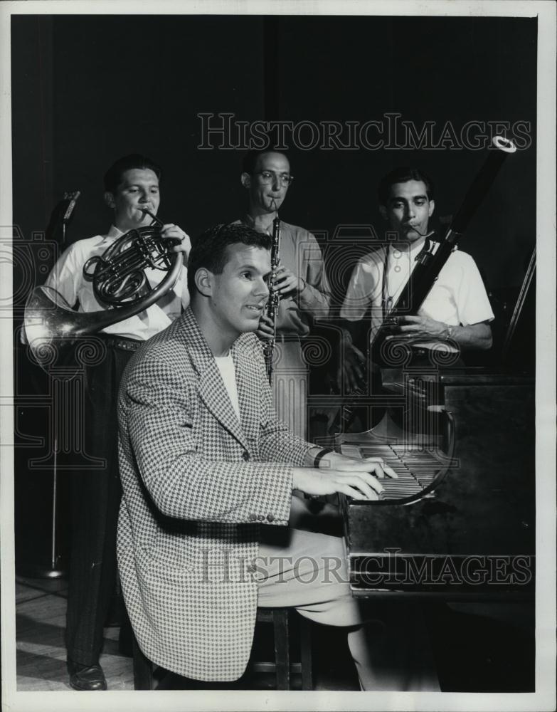 1948 Press Photo Pianist Elliot Lawrence, members of his orchestra - RSL48025 - Historic Images