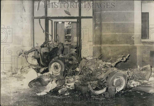1962 Press Photo Car destroyed by an explosion in the Quai D'Orsay, France - Historic Images