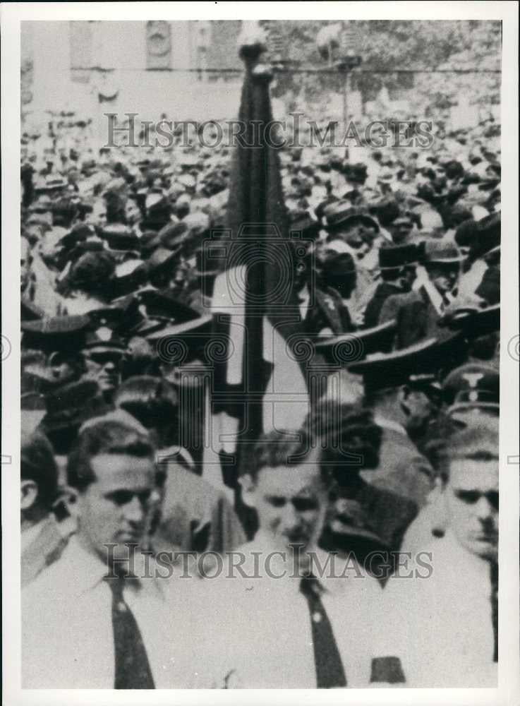 1986 Press Photo Nazi protestors against Kurt Waldheim on TV - Historic Images