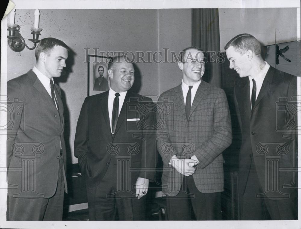 1963 Press Photo Dartmouth football Player with their Coach Bob Blackman - Historic Images