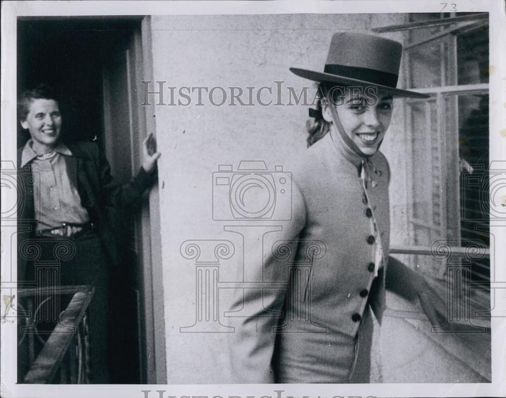 1952 Press Photo Patricia Whose Mother Watches her Leave for her Job - RSL53885 - Historic Images