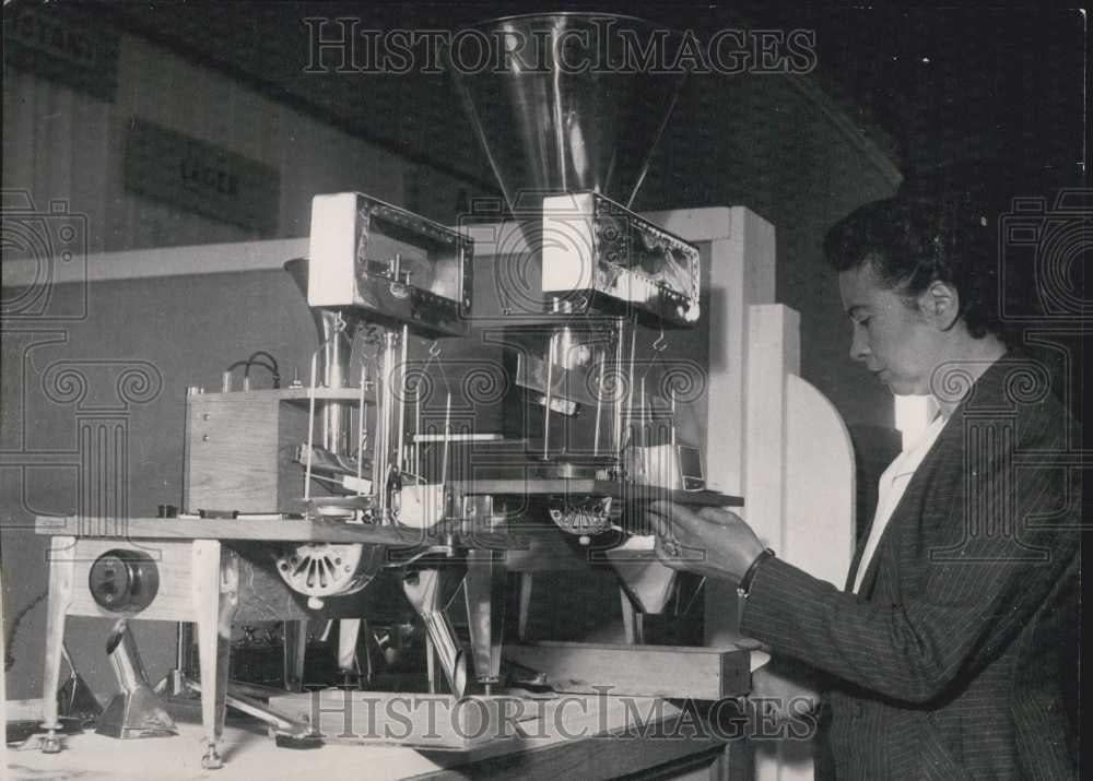 1951 Press Photo Demonstration of fabrication machine in Versailles, france - Historic Images