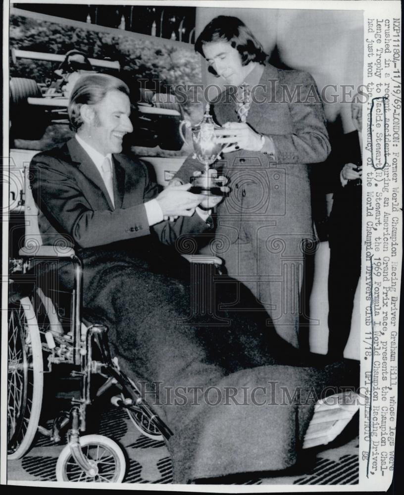 1969 Press Photo Former Racer Graham Hill present trophy to Grad Prix Champ - Historic Images