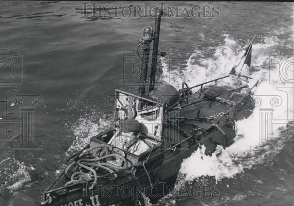 1953 Press Photo Jean Rousseau and his mini boat &quot;Malakoff II&quot; - Historic Images