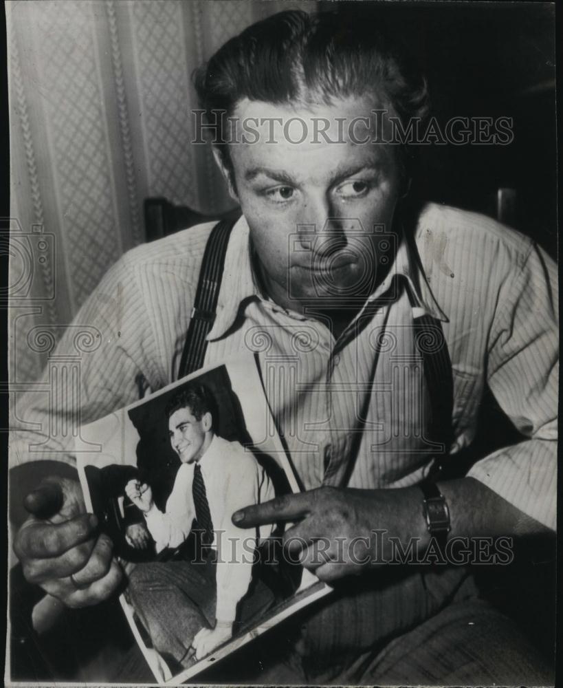 1946 Press Photo Witness For States Attorney William J Tuohy Holding Picture - Historic Images