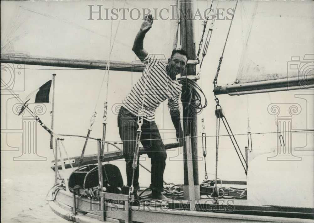 Press Photo Navigator ready for solo sail around the world - Historic Images